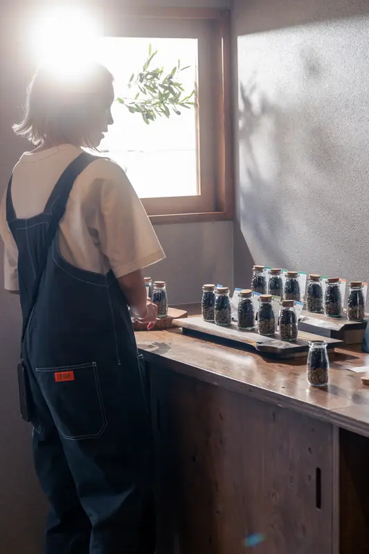 iruba(いるば)様 店内の焙煎風景を逆光でとらえたブランド撮影