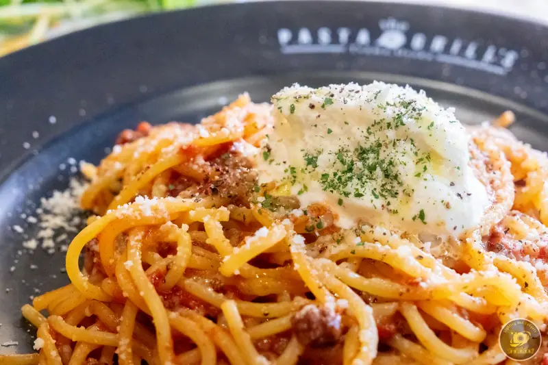 ボロネーゼパスタのソースと湯気を見せたメニュー撮影作例