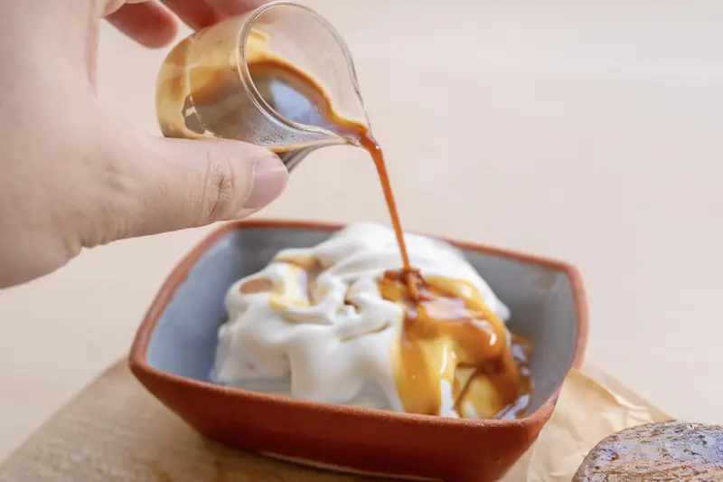 プリンにカラメルを注ぐ瞬間をとらえたカフェメニューの撮影作例
