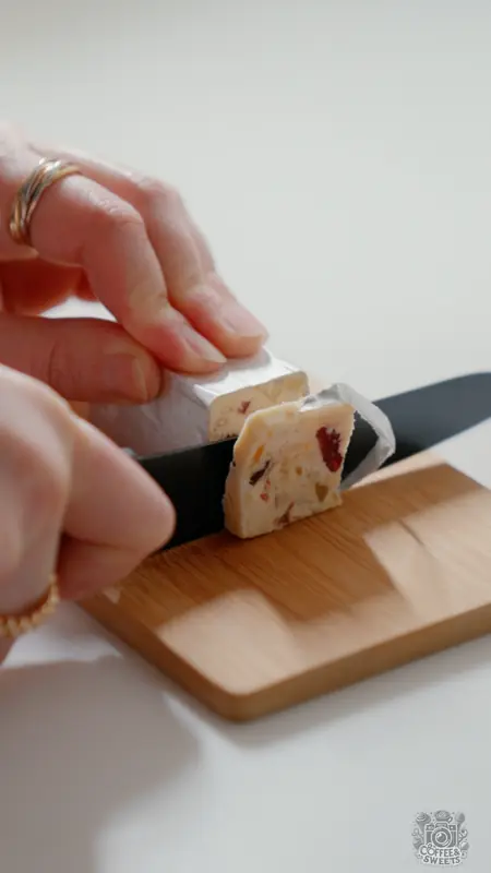 レーズンバターサンドを切り分ける手元をとらえた撮影作例