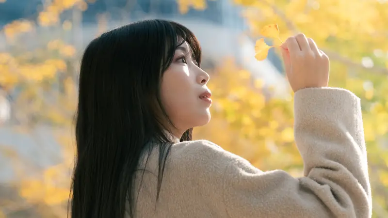 紅葉を背景に逆光で撮影した屋外ポートレート(制作実績)