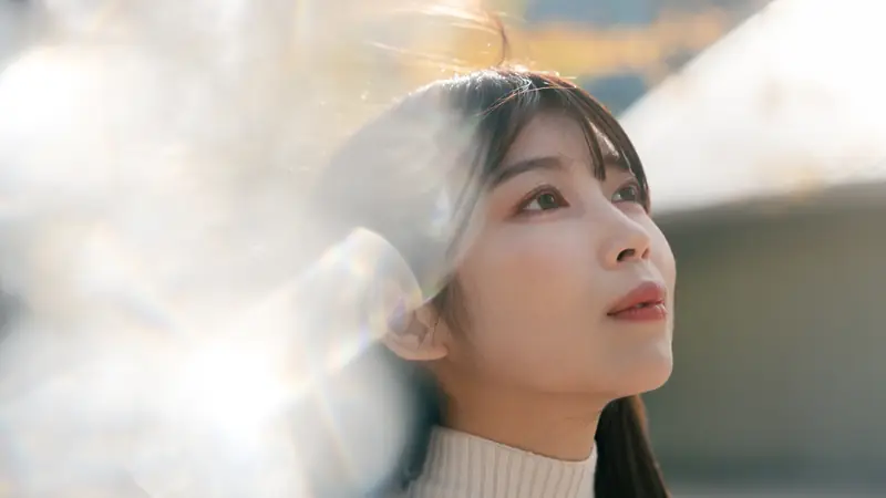 逆光の中で見上げる女性の屋外ポートレート(制作実績)