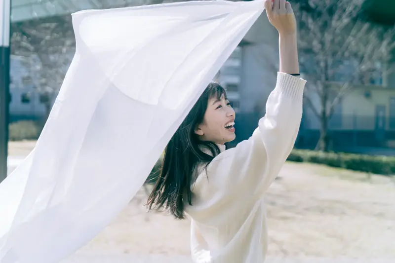 白い布を舞わせ躍動感を出した屋外ポートレート(制作実績)