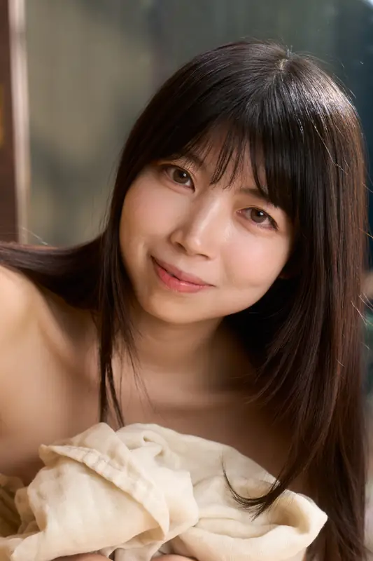 布をまとった女性を柔らかな陰影で撮影したポートレート(制作実績)