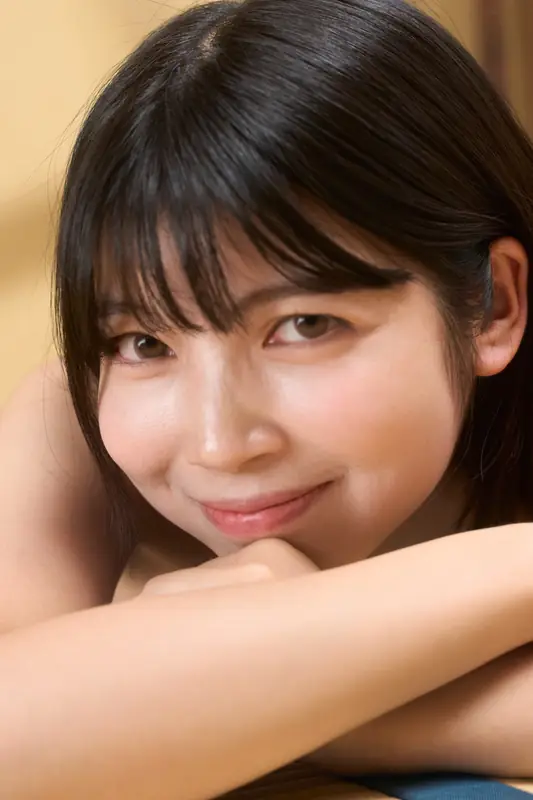 和室でライティングを組んで撮影した、微笑む女性の寄りのポートレート(制作実績)