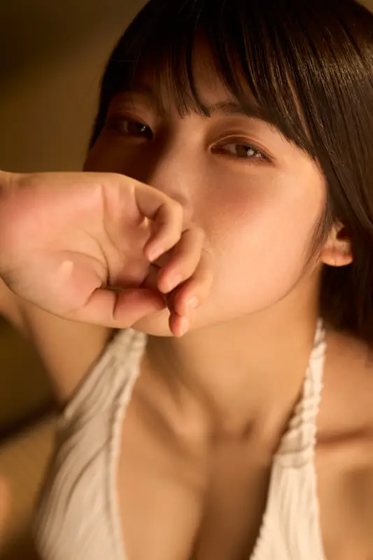 暖色の光で肌の陰影をつくった寄りのポートレート(制作実績)
