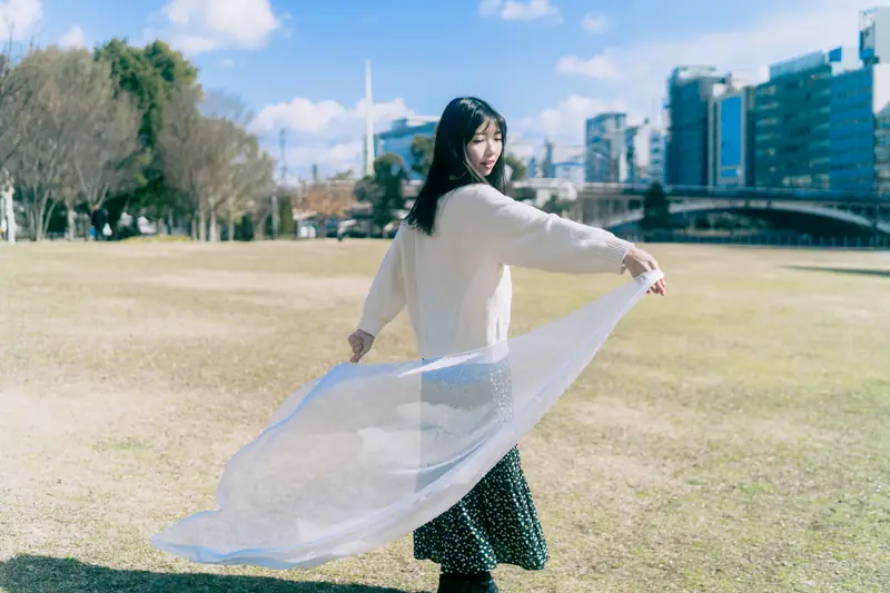 青空と白い布を舞わせた開放的な屋外ポートレート(制作実績)