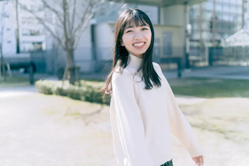 自然光の下で明るく微笑む女性の屋外ポートレート(制作実績)