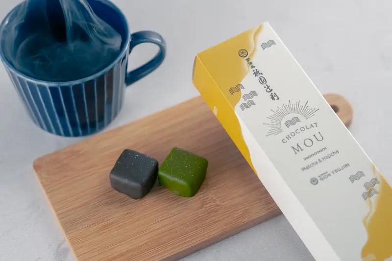 生チョコレートとパッケージを木目の上で構成したスイーツ物撮り作例