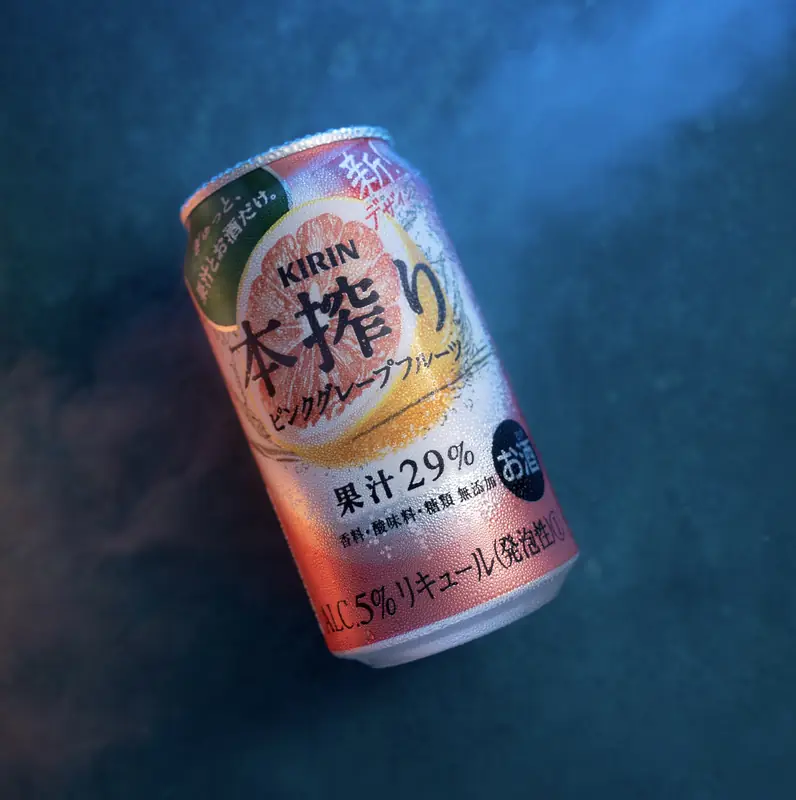 缶チューハイをドラマチックな青背景で撮影した飲料物撮り作例