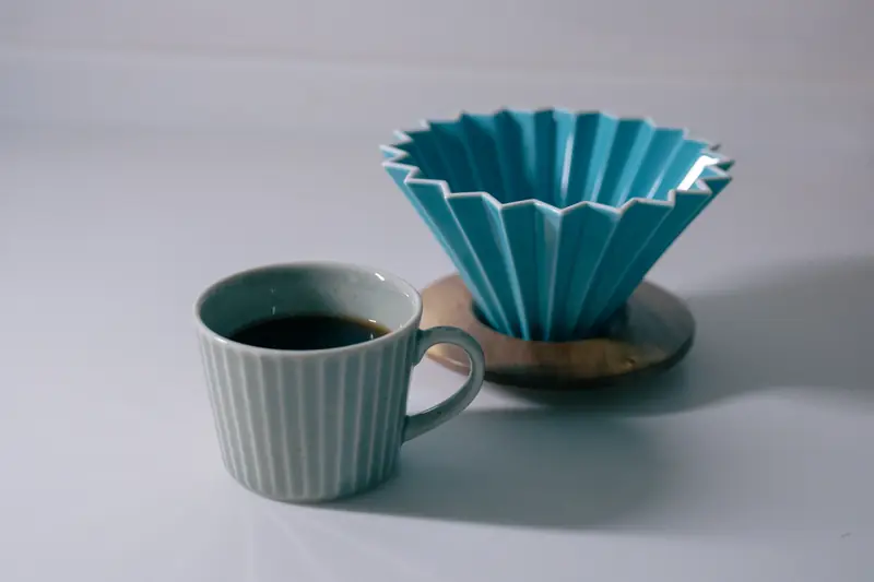 陶器のコーヒードリッパーとカップを構成した物撮り作例